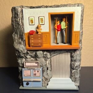 New 2021 Hallmark BATMAN Classic TO THE BATCAVE! Ornament, Works Perfectly